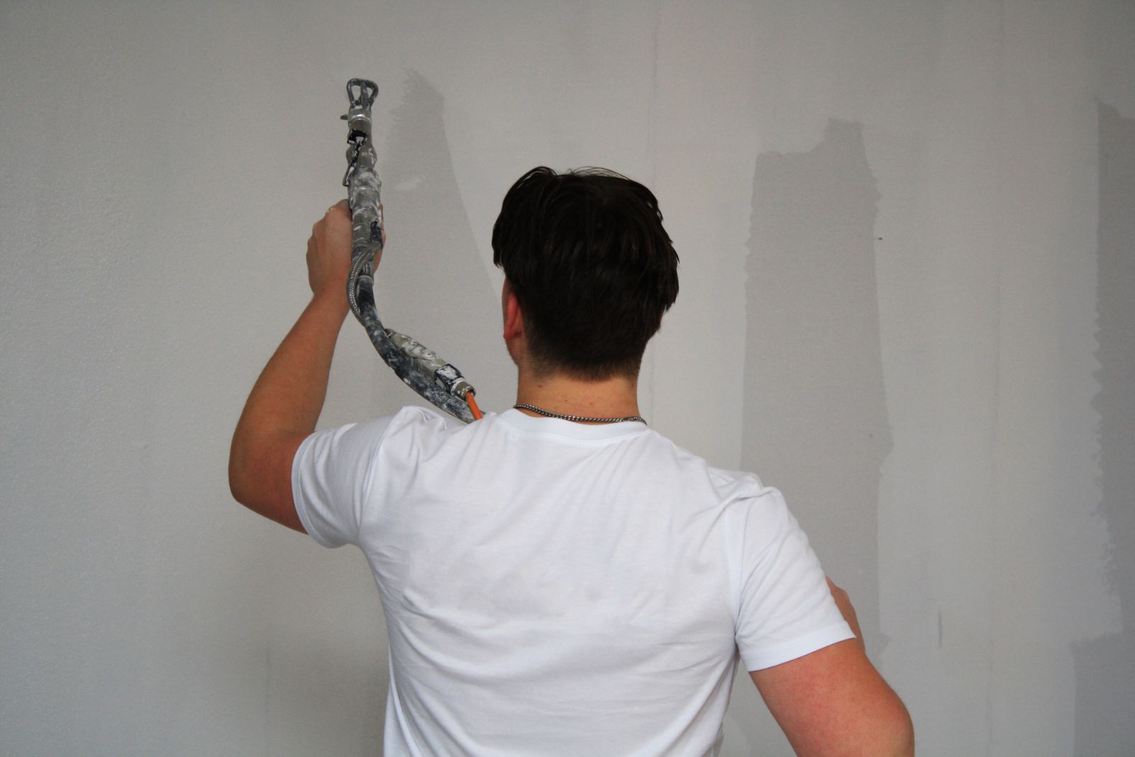Finition d’une cloison en plaques de plâtre (photo d’illustration)